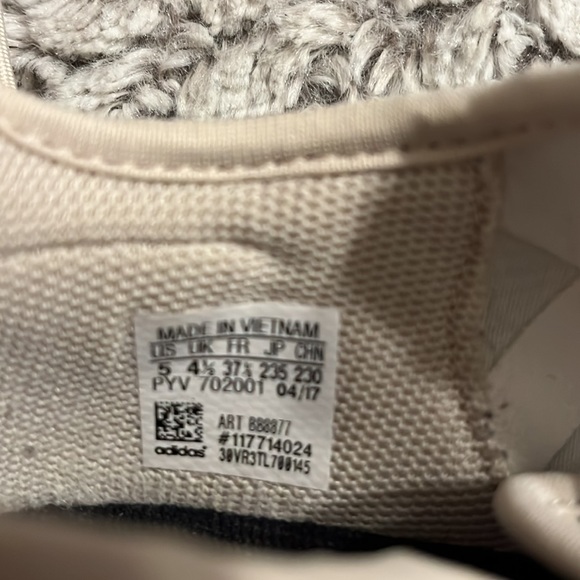 Woman’s Adidas Size 5 - - Picture 6 of 6